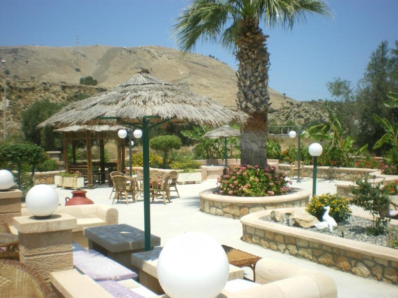 Olive Garden Hotel Lartos Exterior photo